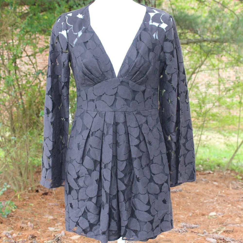 BCBGeneration Women's Black Lace pattern Bell Sleeve Midi Dress Size 2